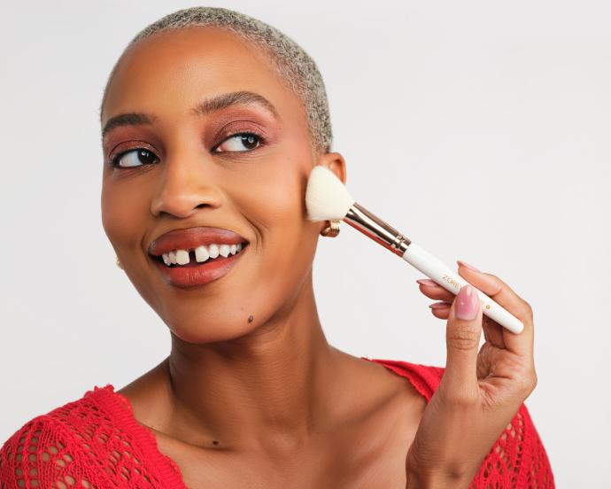 mujer aplicandose blush