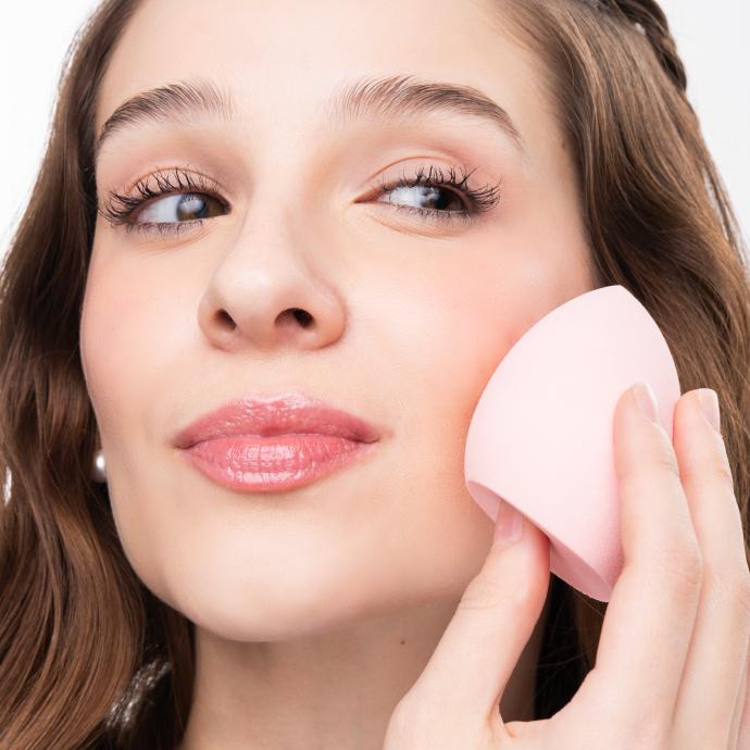 Mujer aplicando maquillaje