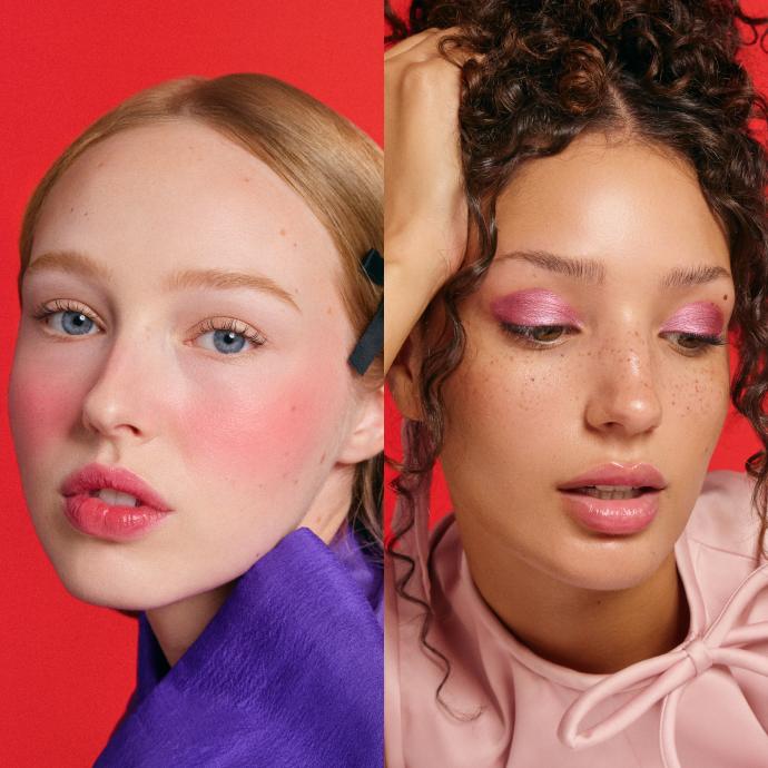 Look de maquillaje para Año Nuevo con sombras azules brillantes