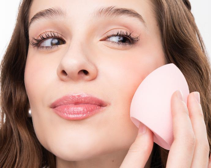 Mujer aplicando maquillaje