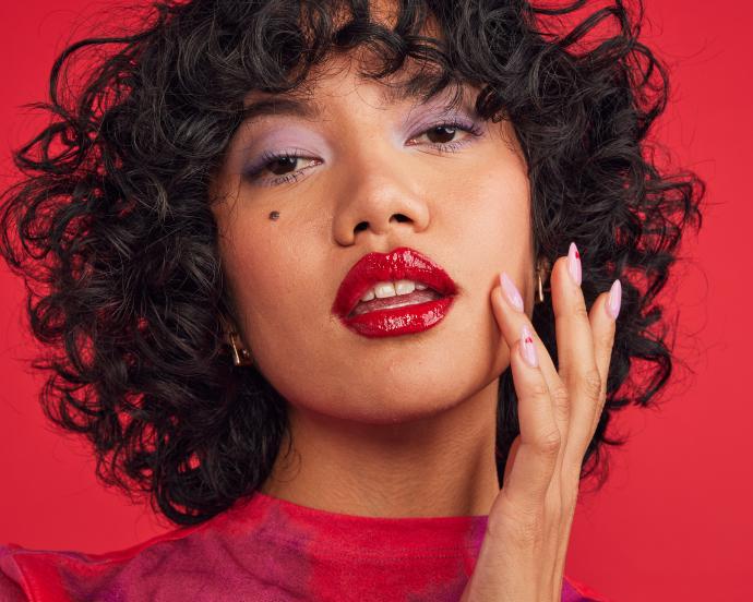 mujer con maquillajes bonito para el día a día