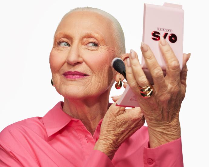 mujer aplicandose contorno de maquillaje