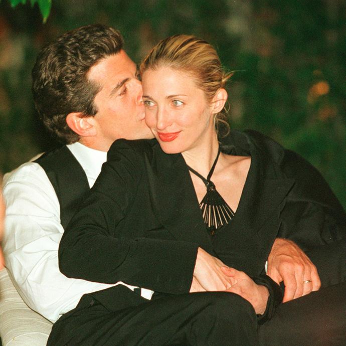 carolyn-bessette-kennedy-beauty-looks mobile