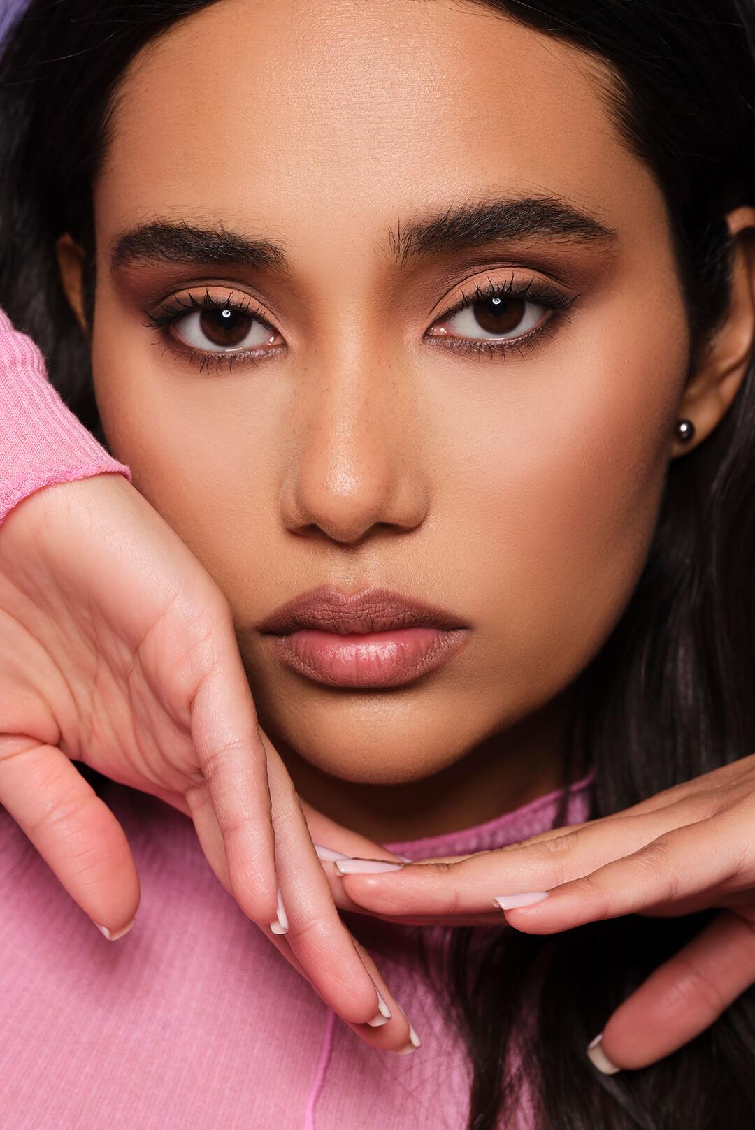 A photo of a model with a smokey matte look Desktop