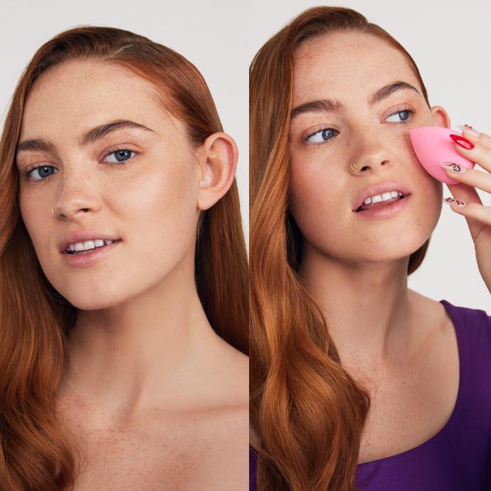 Mujer aplicando maquillaje con una esponja