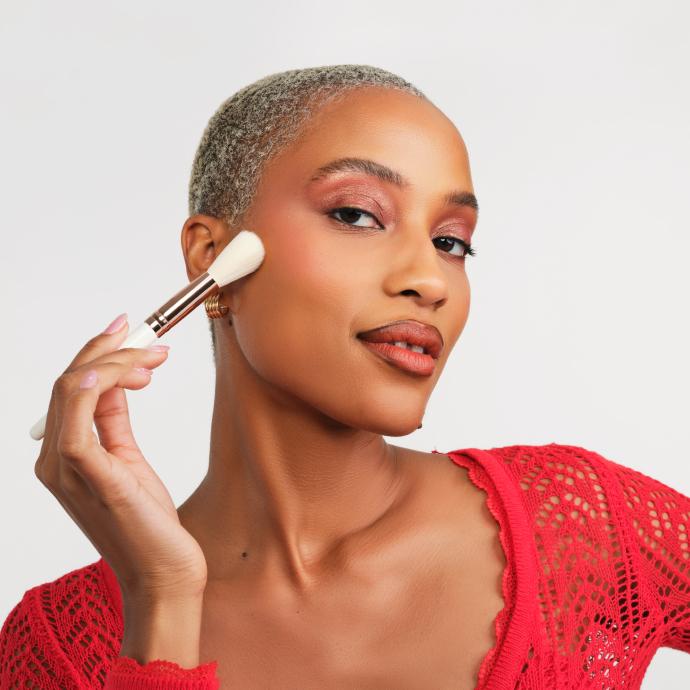 Mujer Guapa Aplicando Blush con brocha